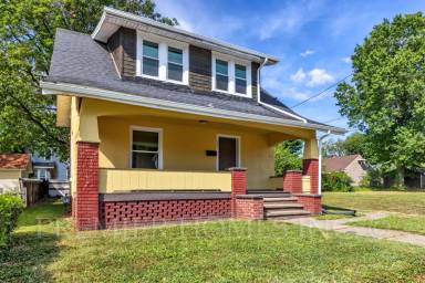 Main picture of 2207 4th St NE