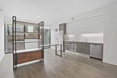 Main picture of 252 W Hubbard St