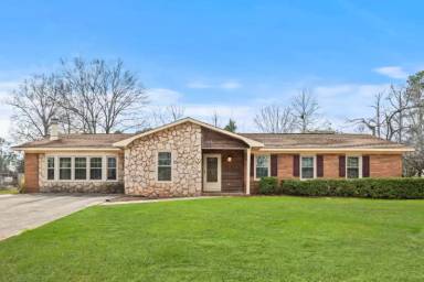 Main picture of 105 Meriwood Dr