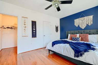 Main picture of 2204 N Calvert St
