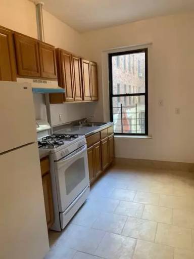 Main picture of 170 S Broadway