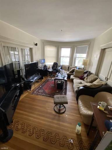 Main picture of 32 Powell St