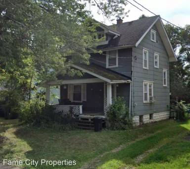 Main picture of 1815 Roosevelt Ave NE