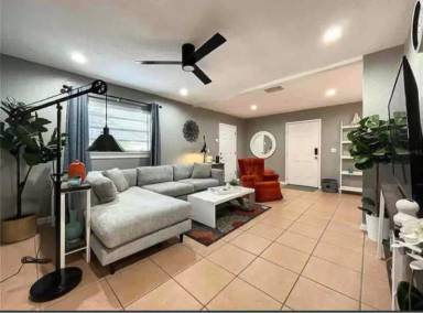 Main picture of 610 1st Ave NE