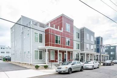 Main picture of 105 W 13th St