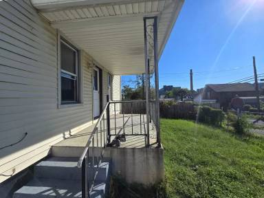 Main picture of 512 Reynolds St