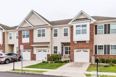 Main picture of 4 Shadowlawn Dr