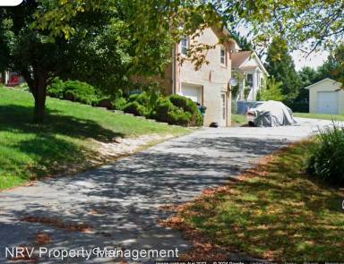 Main picture of 685 E Main St