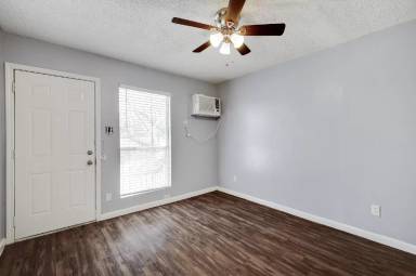 Main picture of 111 E Rogers St