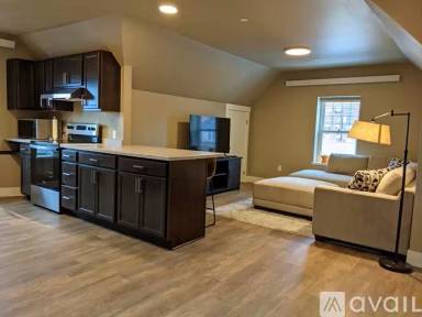 Main picture of 444 W Broadway St