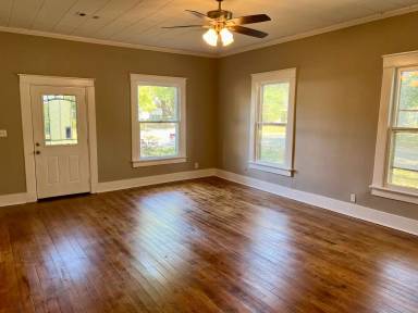 Main picture of 1101 W Oak Ave