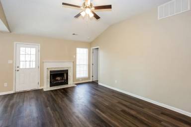 Main picture of 2100 Mecklenburg Ave