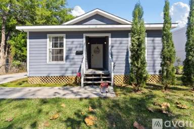 Main picture of 2556 Dohm St