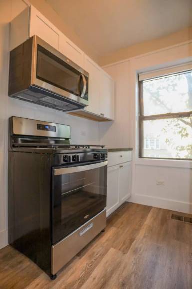 Main picture of 2325 W Addison St