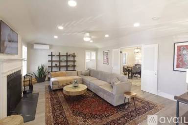 Main picture of 3973 S Bronson Ave