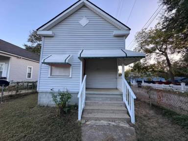 Main picture of 913 S Railroad St