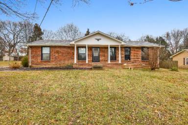 Main picture of 304 Valley Dr
