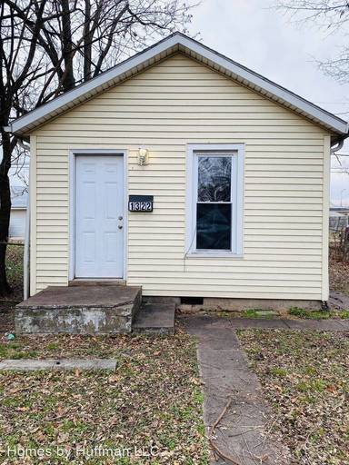 Main picture of 1322 E Illinois St