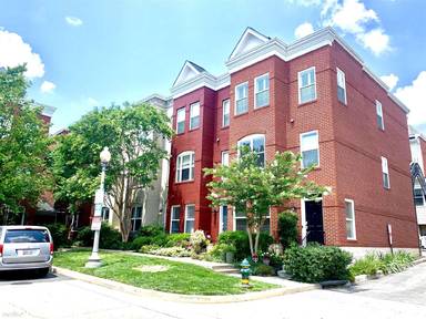 Main picture of 128 12th St NE