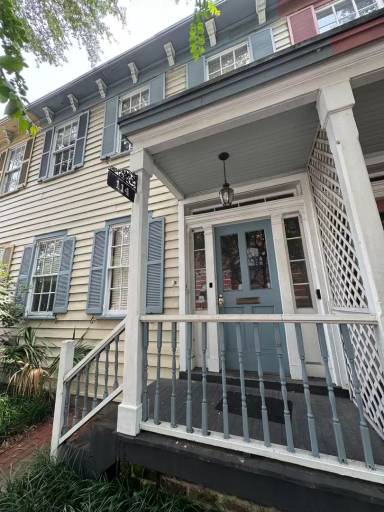 Main picture of 114 W Henry St