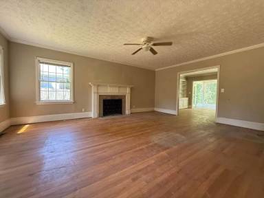 Main picture of 220 Woodside Dr