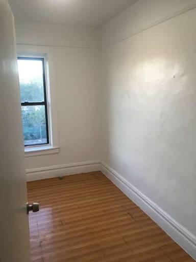 Main picture of 622 E 169th St