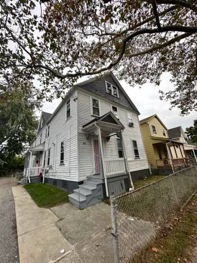 Main picture of 1065 E 66th St