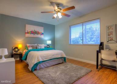 Main picture of 305 W 39th St