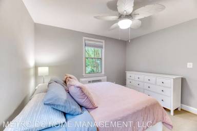 Main picture of 1363 K St SE