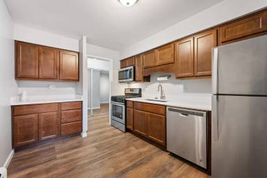 Main picture of 1627 W Touhy Ave