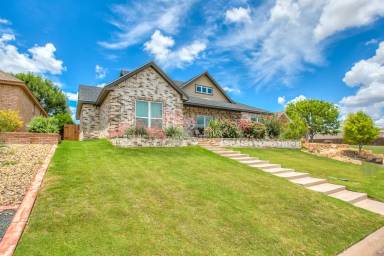 Main picture of 2610 Oak Hills Trl