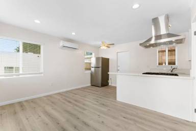 Main picture of 4052 Euclid Ave