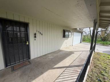 Main picture of 1386 Yale Ave