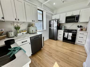 Main picture of 1662 Commonwealth Ave