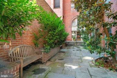 Main picture of 1720 Lombard St