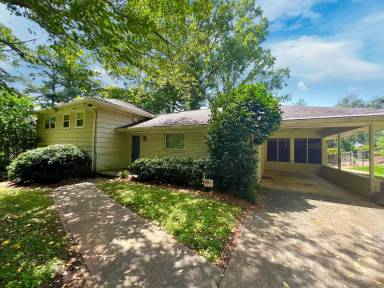 Main picture of 704 Park Ln