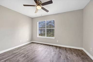 Main picture of 295 N Lawrence Ave