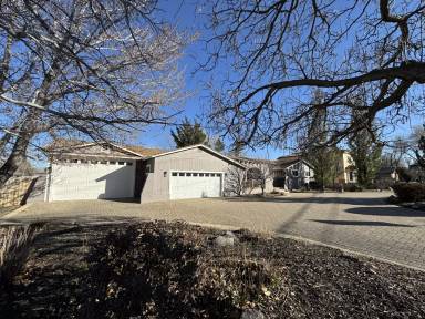 Main picture of 4400 Lakeside Dr