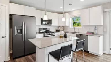 Main picture of 5881 Moonlight Way NE