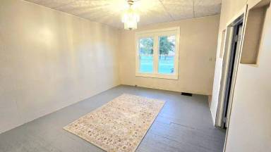 Main picture of 231 E 12th St