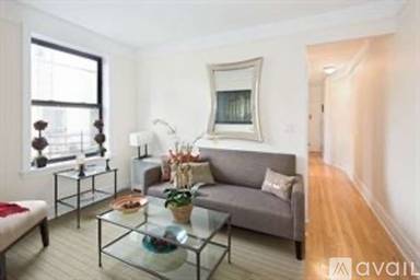 Main picture of 63 W 107th St