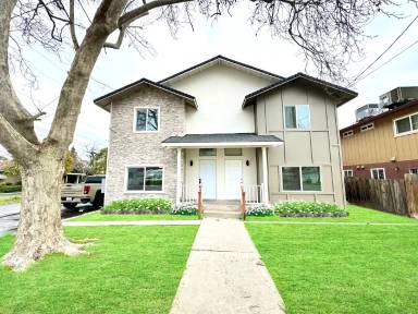 Main picture of 1020 N Olive Ave