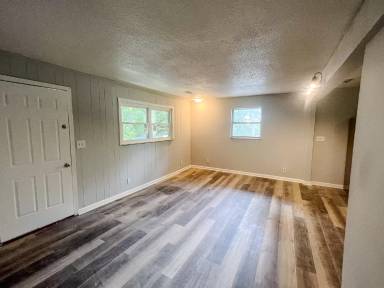 Main picture of 109 E Holston Ln