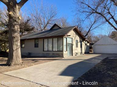 Main picture of 1944 S 52nd St