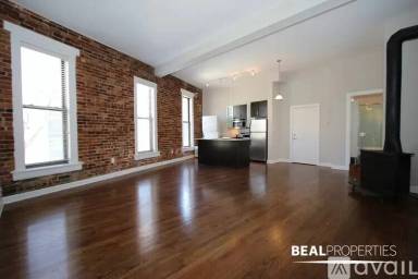 Main picture of 2220 N Clark St