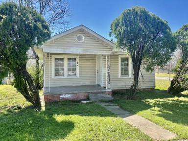 Main picture of 631 W 19th St