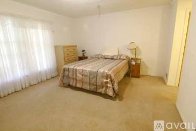 Main picture of 2896 Lakeshore Dr