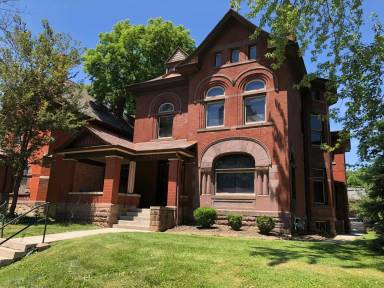 Main picture of 194 King Ave