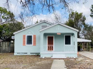 Main picture of 3387 Brady St