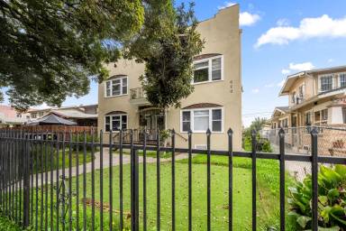 Main picture of 620 W 48th St